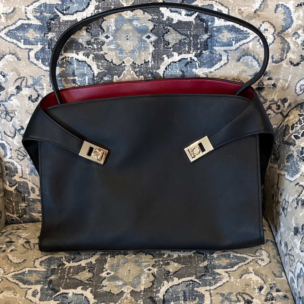 Hug style shoulder bag - Picture 2 of 9